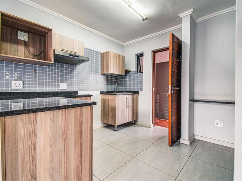 CUTEST ONE BEDROOM TOP FLOOR APARTMENT -THE CURVE - Photo 6