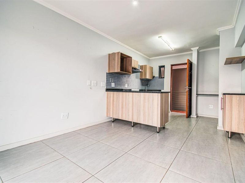 CUTEST ONE BEDROOM TOP FLOOR APARTMENT -THE CURVE - Photo 7