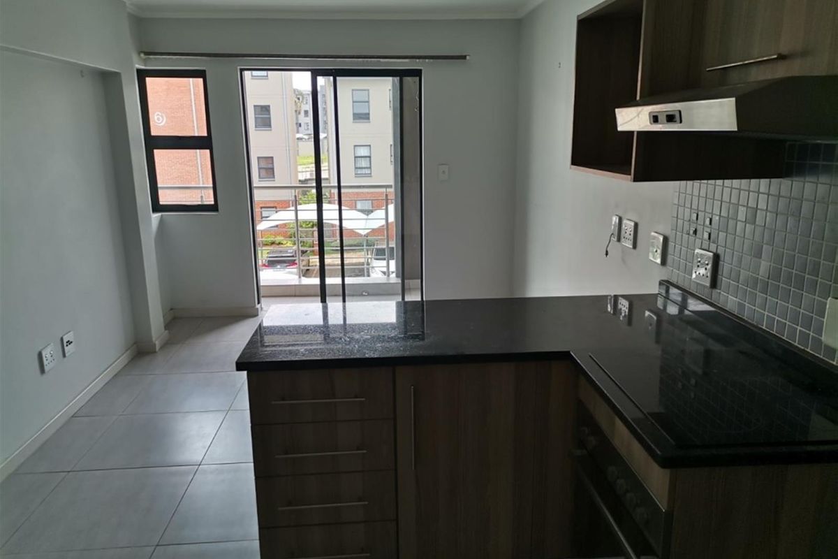 CUTEST ONE BEDROOM TOP FLOOR APARTMENT -THE CURVE - Photo 5