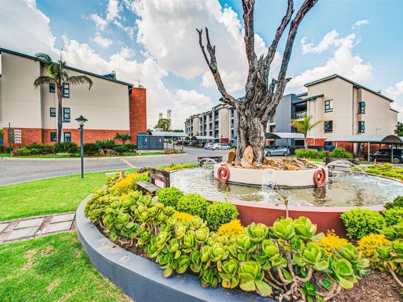 CUTEST ONE BEDROOM TOP FLOOR APARTMENT -THE CURVE - Photo 2