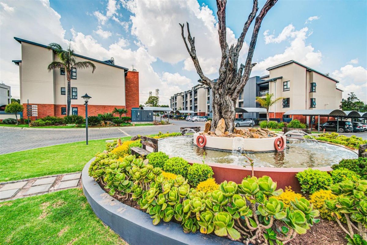 CUTEST ONE BEDROOM TOP FLOOR APARTMENT -THE CURVE - Photo 2