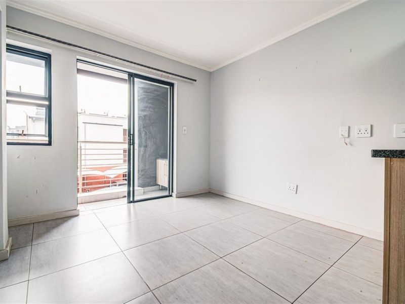 CUTEST ONE BEDROOM TOP FLOOR APARTMENT -THE CURVE - Photo 3