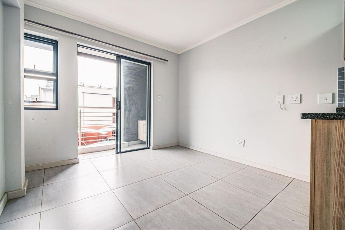 CUTEST ONE BEDROOM TOP FLOOR APARTMENT -THE CURVE - Photo 3