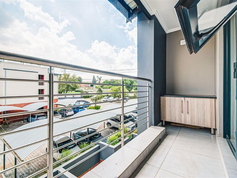 CUTEST ONE BEDROOM TOP FLOOR APARTMENT -THE CURVE - Photo 4