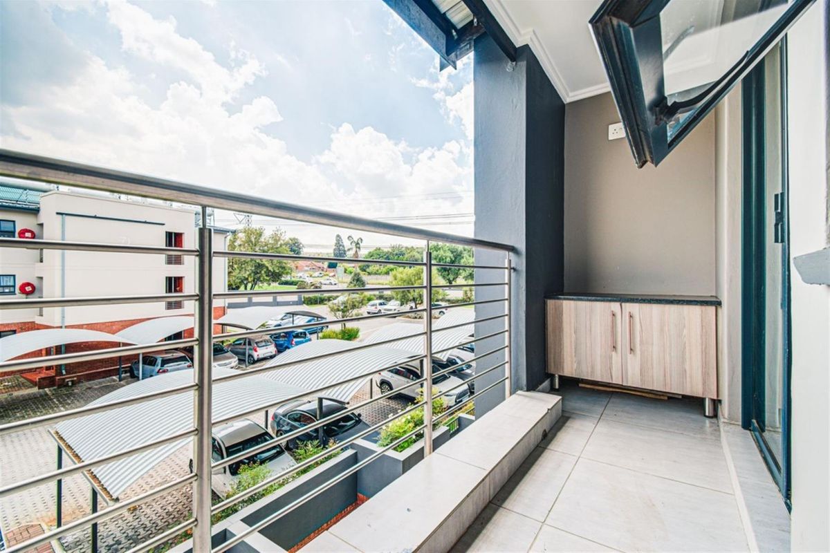 CUTEST ONE BEDROOM TOP FLOOR APARTMENT -THE CURVE - Photo 4