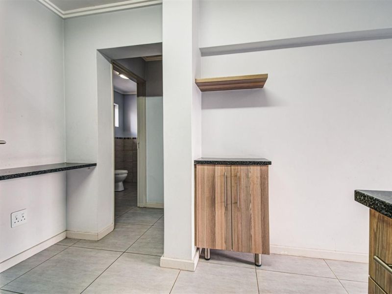 CUTEST ONE BEDROOM TOP FLOOR APARTMENT -THE CURVE - Photo 10