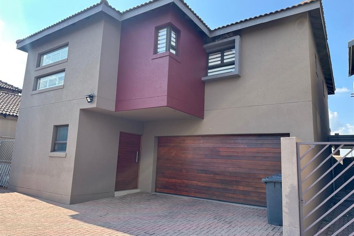 Townhouse For Sale in Vanderbijlpark SE 3 Vanderbijlpark SE Vanderbijlpark - Photo 2