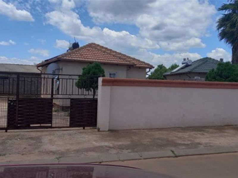 House For Sale in Lehae, Johannesburg - Photo 2