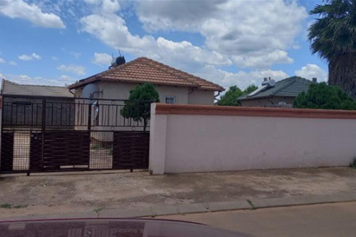 House For Sale in Lehae, Johannesburg - Photo 2