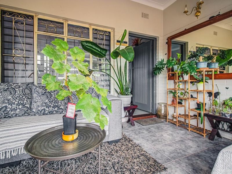 Lovely Family Home with Separate Cottage in Sought-After Homestead - Photo 4