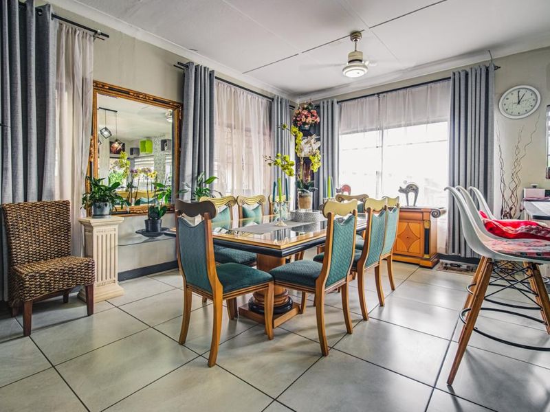 Lovely Family Home with Separate Cottage in Sought-After Homestead - Photo 5