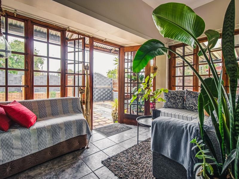 Lovely Family Home with Separate Cottage in Sought-After Homestead - Photo 3