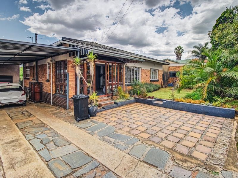 Lovely Family Home with Separate Cottage in Sought-After Homestead - Photo 2