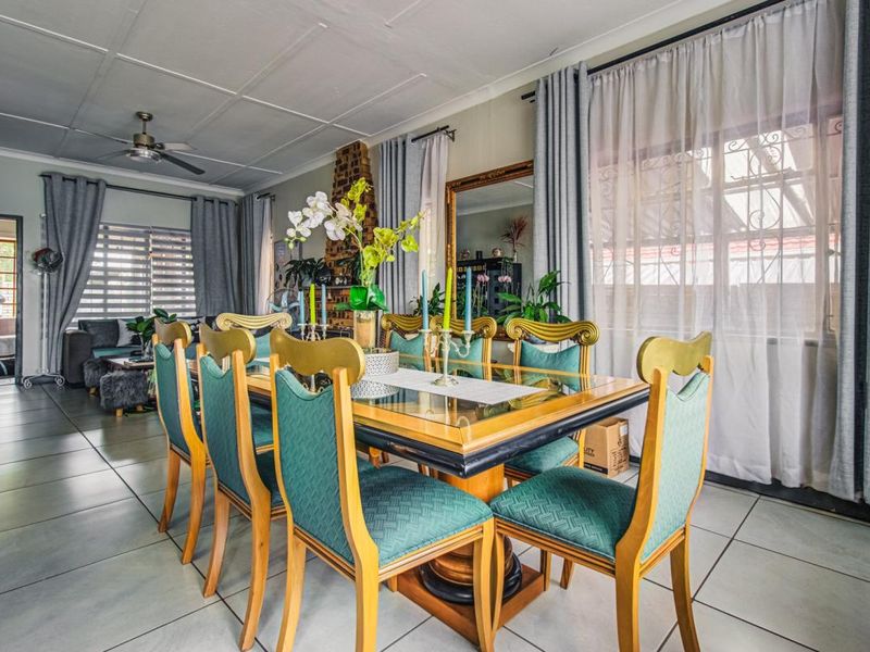 Lovely Family Home with Separate Cottage in Sought-After Homestead - Photo 8