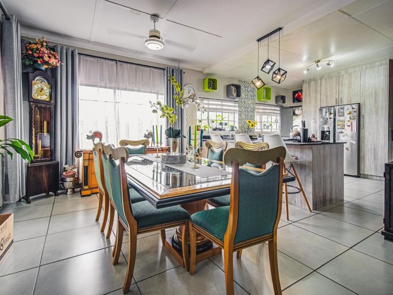 Lovely Family Home with Separate Cottage in Sought-After Homestead - Photo 6