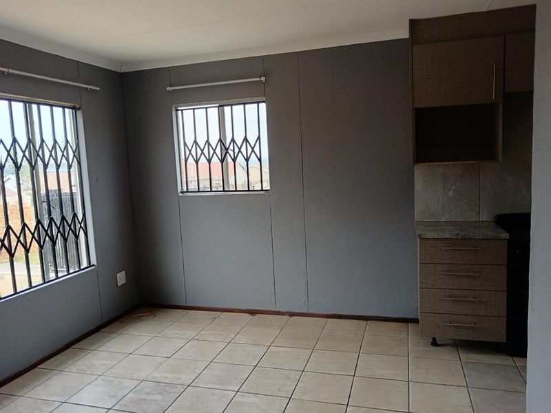 2 Bedroom House To Rent in Cosmo Creek , Roodepoort - Photo 9