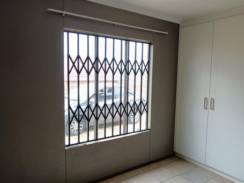 2 Bedroom House To Rent in Cosmo Creek , Roodepoort - Photo 2