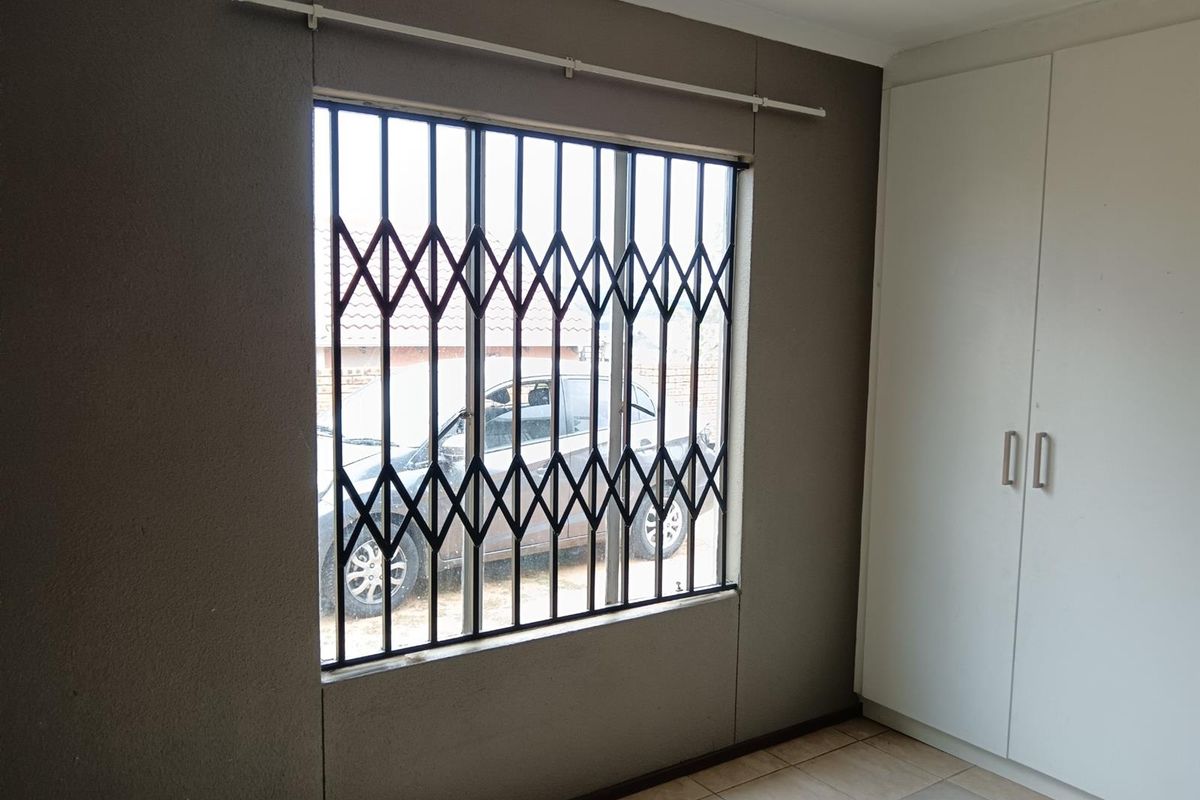 2 Bedroom House To Rent in Cosmo Creek , Roodepoort - Photo 2