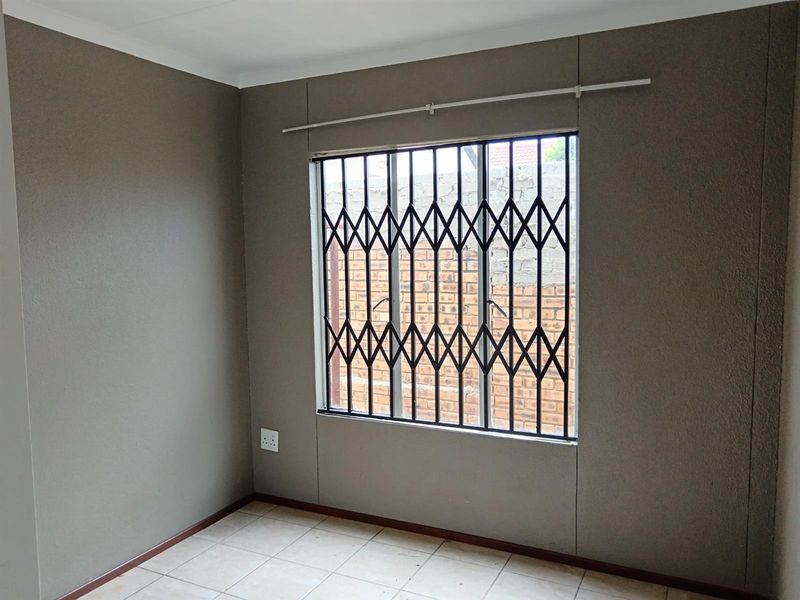 2 Bedroom House To Rent in Cosmo Creek , Roodepoort - Photo 5
