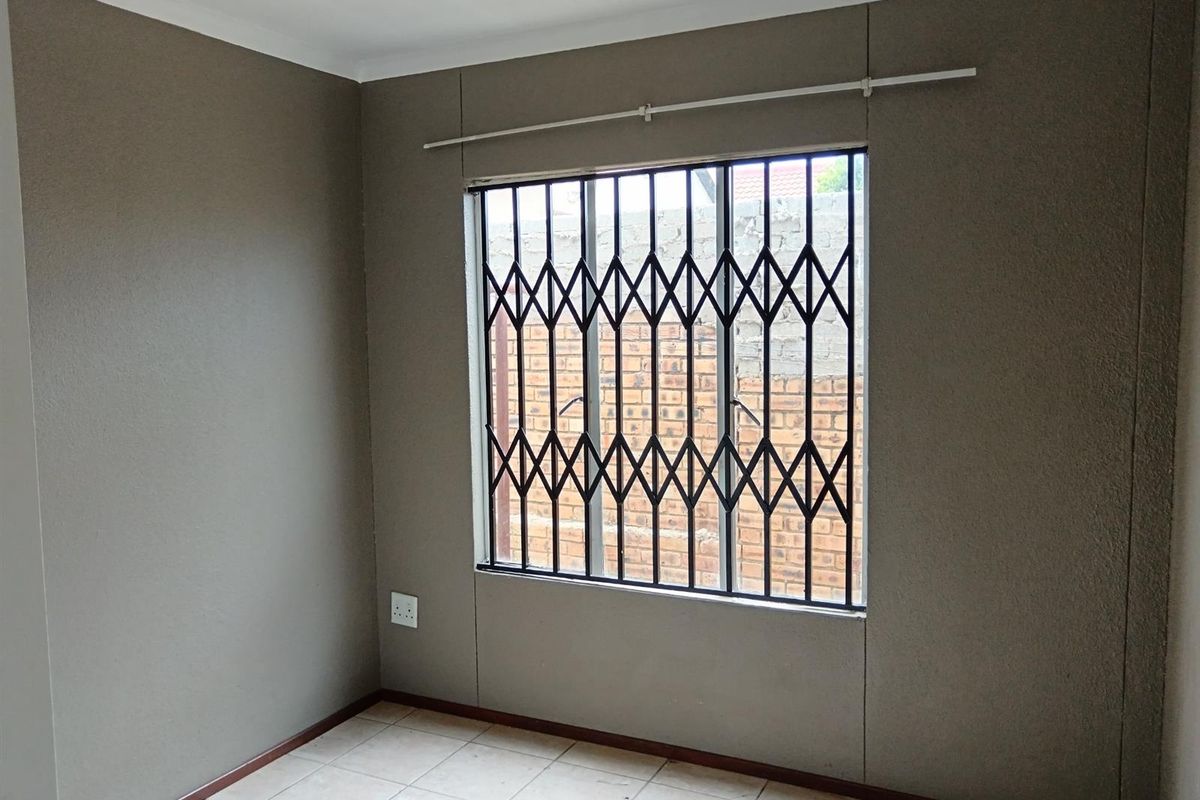 2 Bedroom House To Rent in Cosmo Creek , Roodepoort - Photo 5