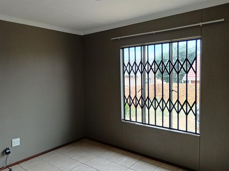 2 Bedroom House To Rent in Cosmo Creek , Roodepoort - Photo 4