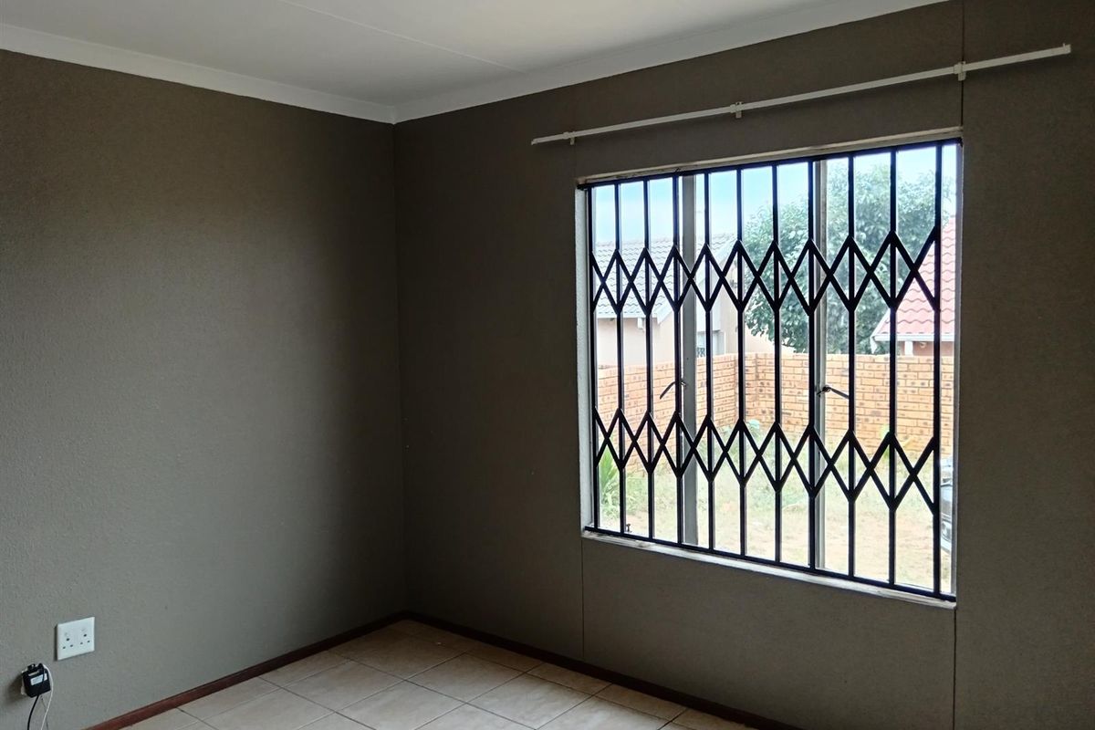 2 Bedroom House To Rent in Cosmo Creek , Roodepoort - Photo 4