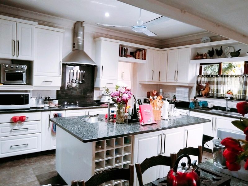 Piture Perfect Family Home - Photo 1