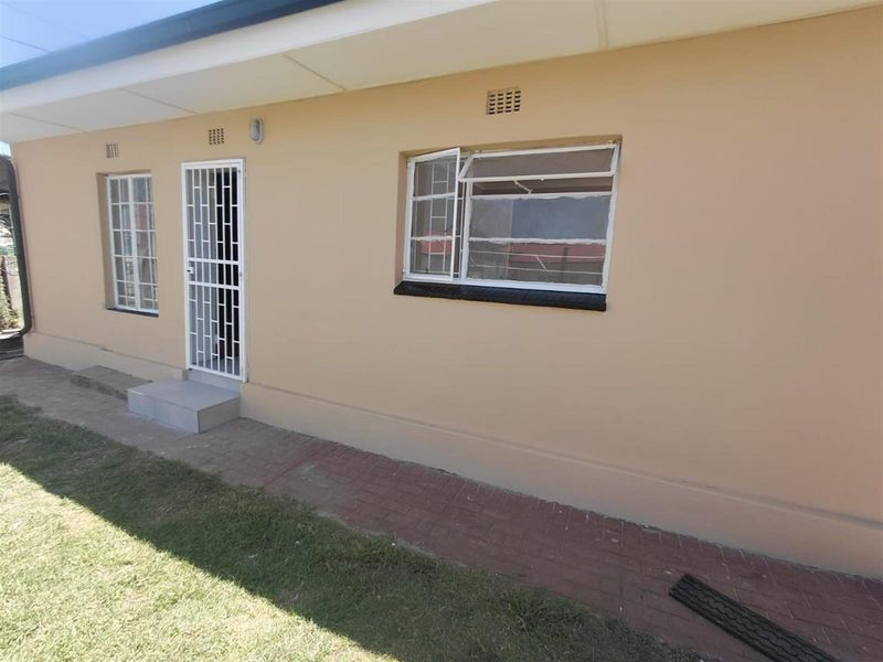 MODERN, CLEAN,  2 BED COTTAGE - AVAILABLE IMMEDIATELY - Photo 7