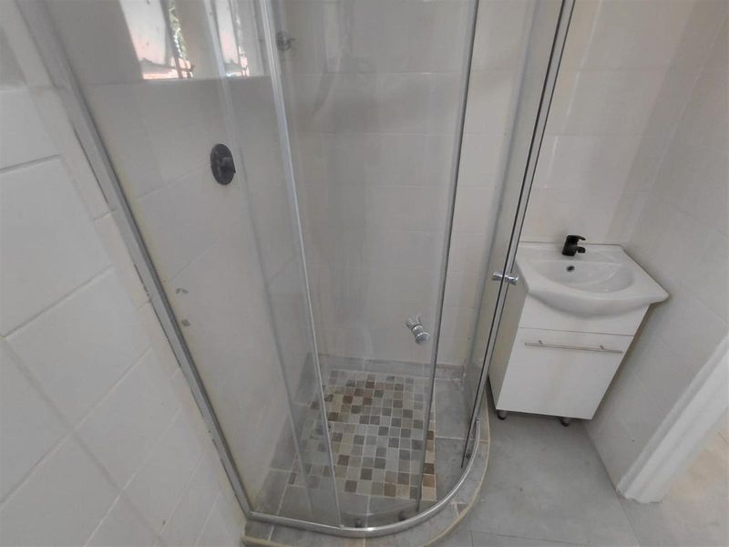 MODERN, CLEAN,  2 BED COTTAGE - AVAILABLE IMMEDIATELY - Photo 2