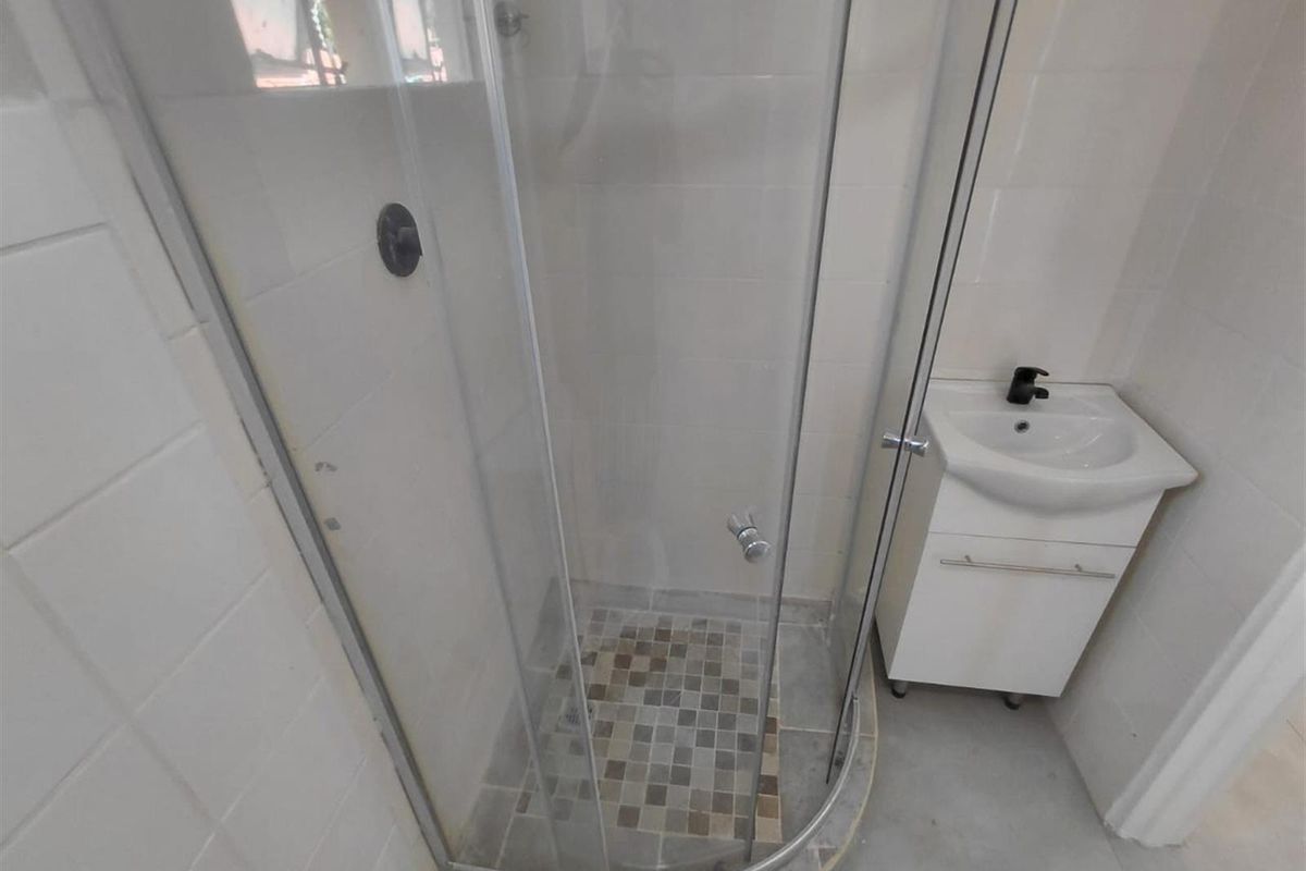 MODERN, CLEAN,  2 BED COTTAGE - AVAILABLE IMMEDIATELY - Photo 2