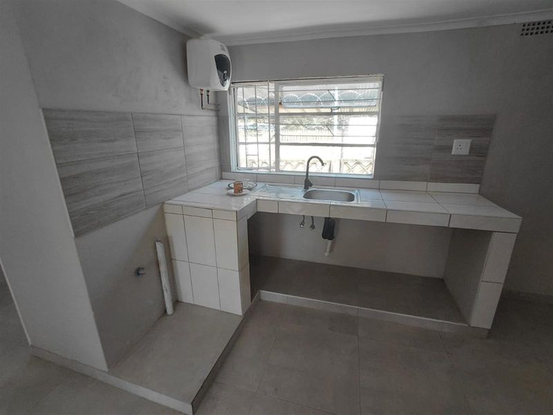 MODERN, CLEAN,  2 BED COTTAGE - AVAILABLE IMMEDIATELY - Photo 5