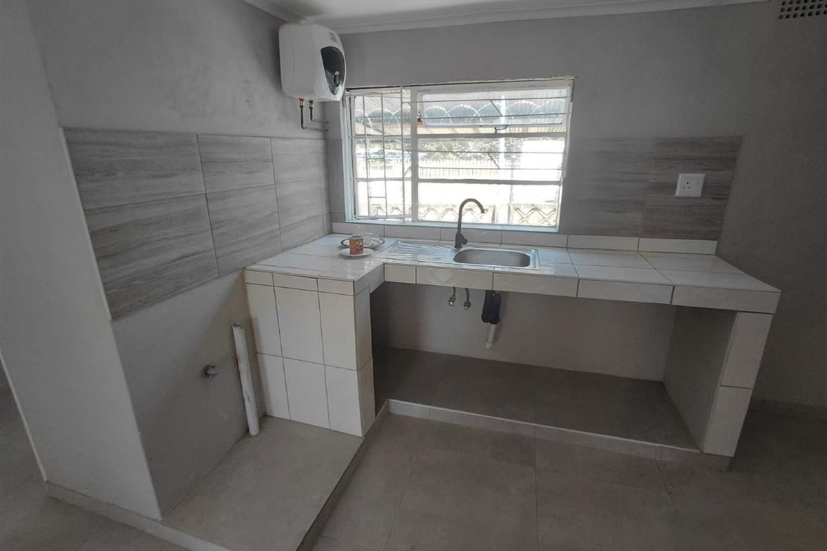 MODERN, CLEAN,  2 BED COTTAGE - AVAILABLE IMMEDIATELY - Photo 5