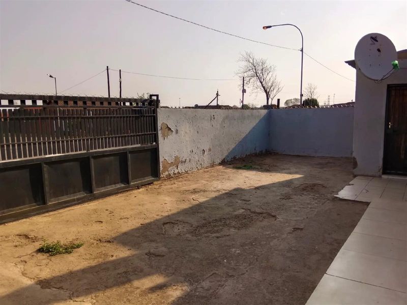 House For Sale in Tladi, Soweto - Photo 4