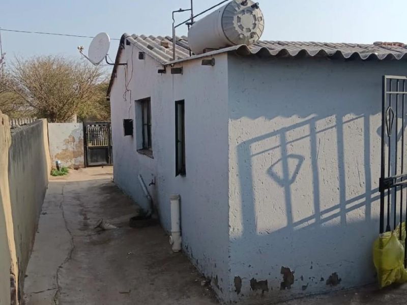 House For Sale in Tladi, Soweto - Photo 2