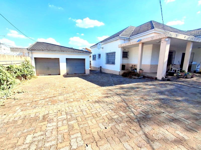 LARGE MALVERN HOME WITH THREE COTTAGES AND PARKING - Photo 2