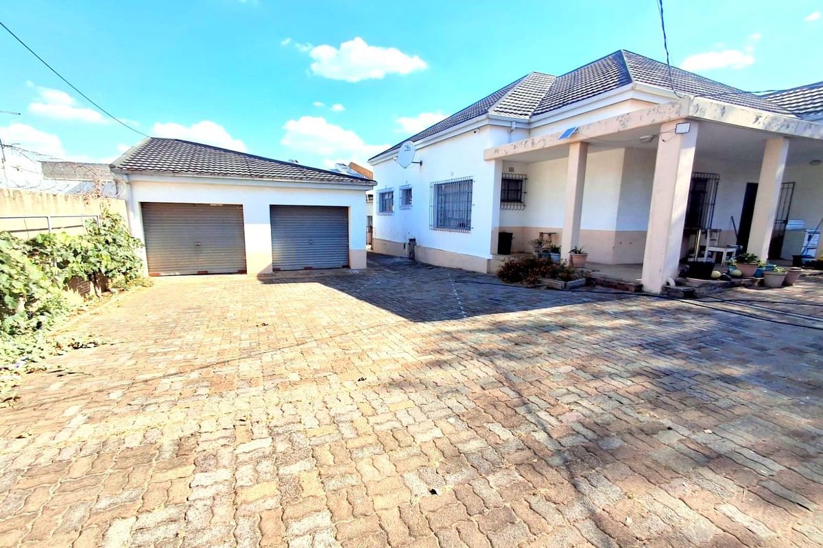 LARGE MALVERN HOME WITH THREE COTTAGES AND PARKING - Photo 2