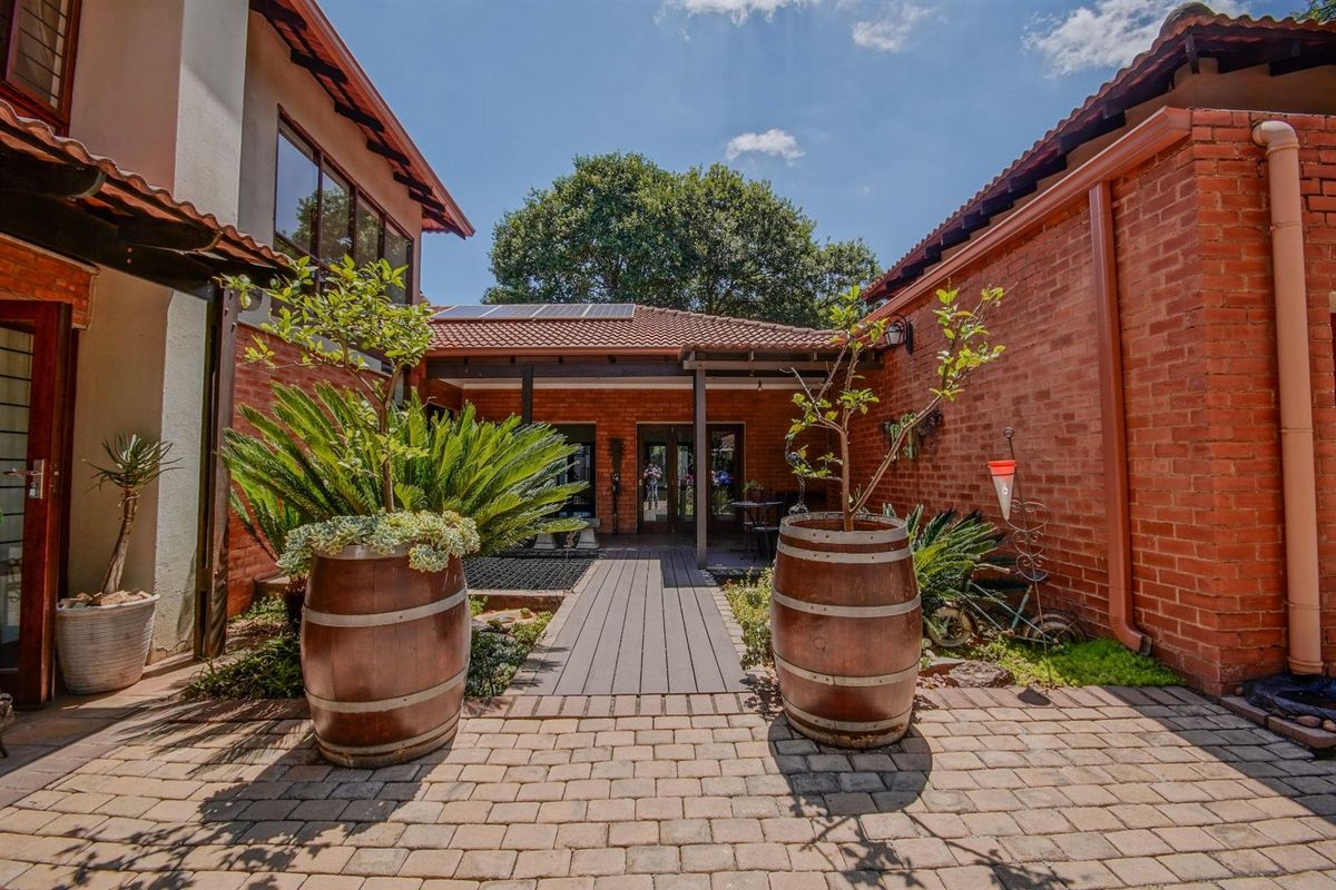 Private Home with Established Income Potential - Ideal for Professionals and Investors! - Photo 3