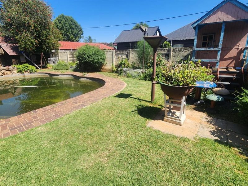 Spacious 3 bedroom house with flatlet and pool, do not miss out on this bargain - Photo 6