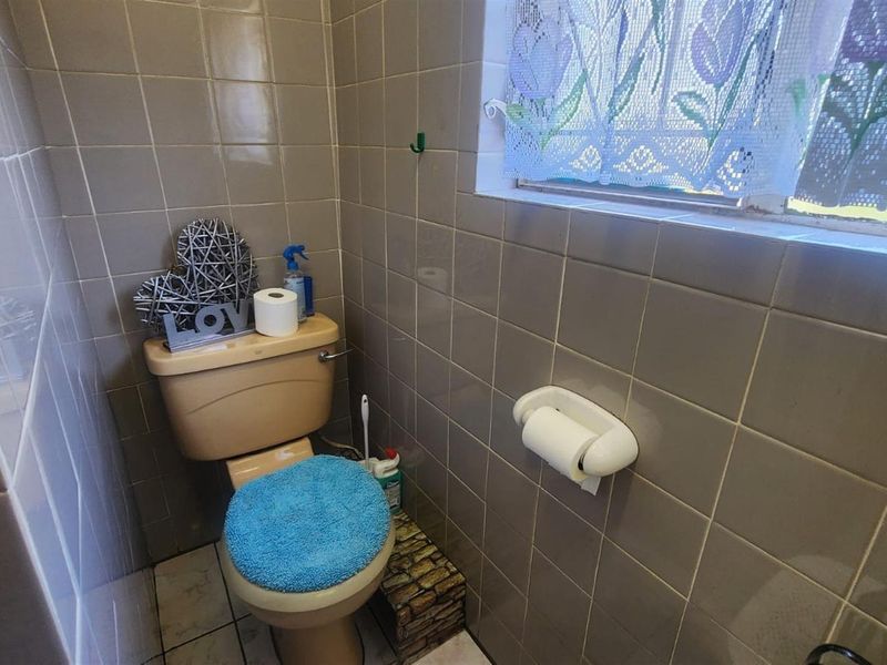 Spacious 3 bedroom house with flatlet and pool, do not miss out on this bargain - Photo 10