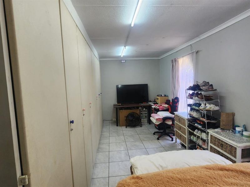 Spacious 3 bedroom house with flatlet and pool, do not miss out on this bargain - Photo 9