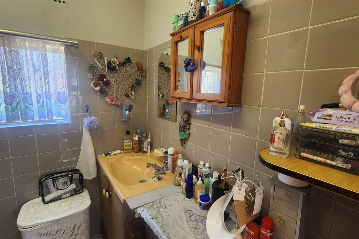 Spacious Family Home with Flatlet, Pool and Positioned in the he Endless Potential - Photo 3