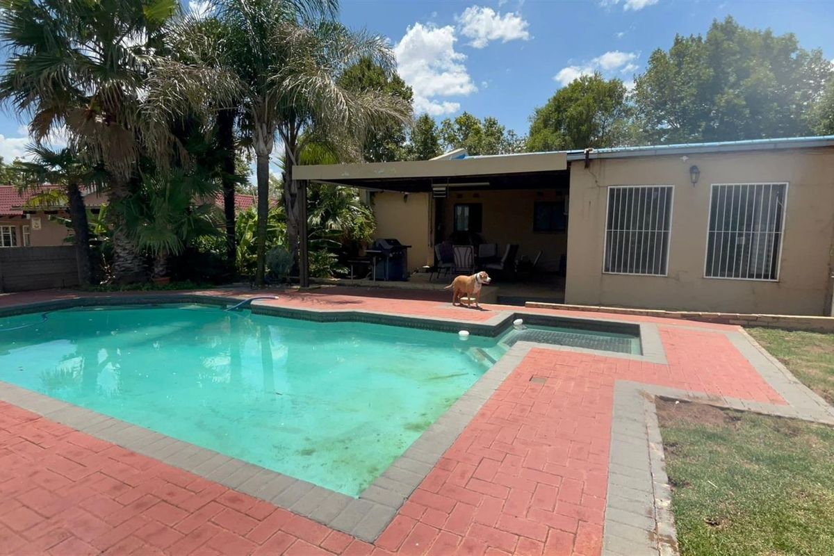 5-Bedroom Family Home For Sale in Sasolburg Central, Sasolburg - Photo 2