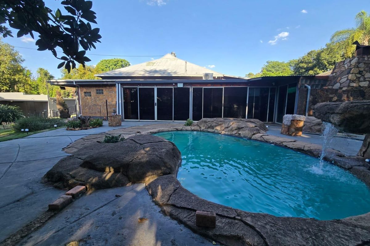 House For Sale in Capital Park, Pretoria - Photo 2