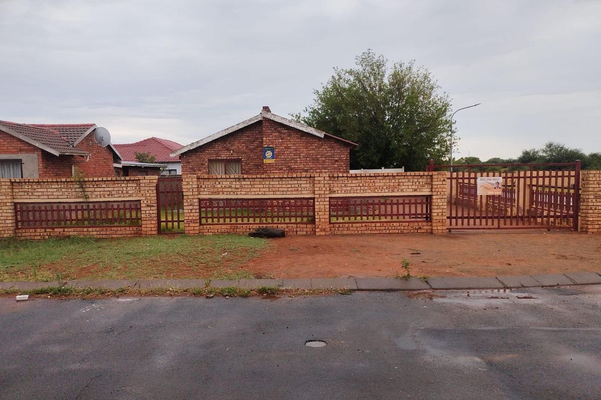 House For Sale in Roodepan, Kimberley - Photo 4