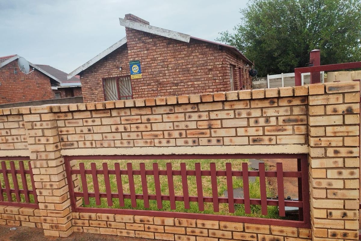 House For Sale in Roodepan, Kimberley - Photo 2