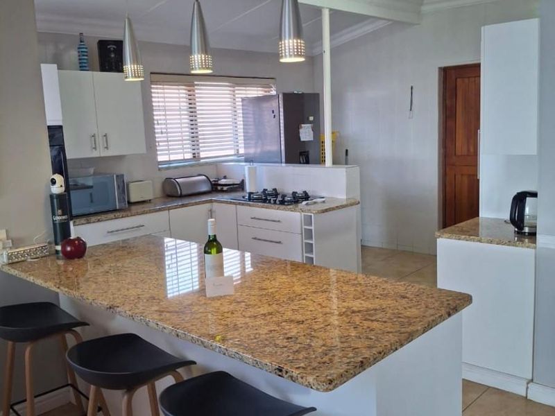 Luxury Holiday Coastal Escape - 3 En‐Suite Bedrooms, Jacuzzi, Gym, Bar - Sleeps 8 - Photo 6