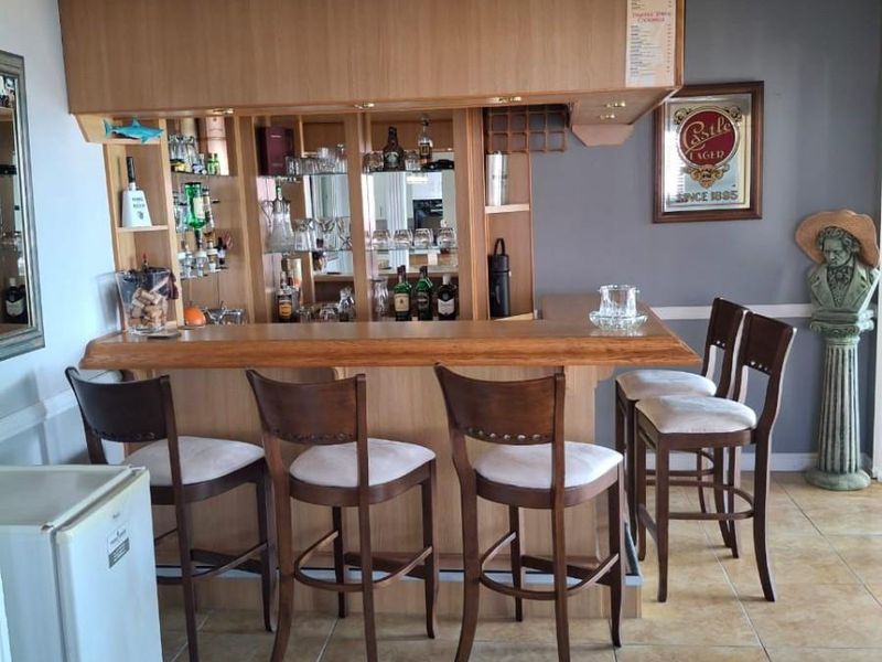 Luxury Holiday Coastal Escape - 3 En‐Suite Bedrooms, Jacuzzi, Gym, Bar - Sleeps 8 - Photo 8