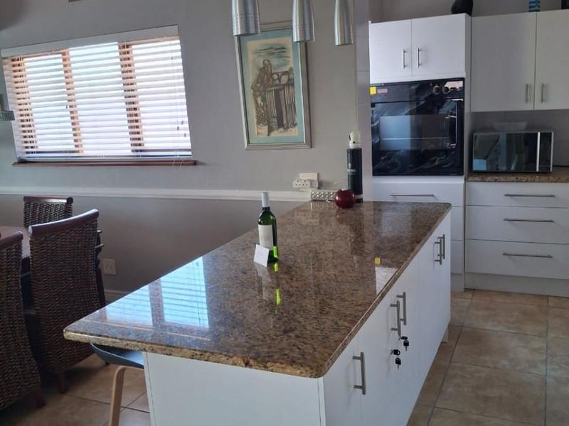 Luxury Holiday Coastal Escape - 3 En‐Suite Bedrooms, Jacuzzi, Gym, Bar - Sleeps 8 - Photo 5