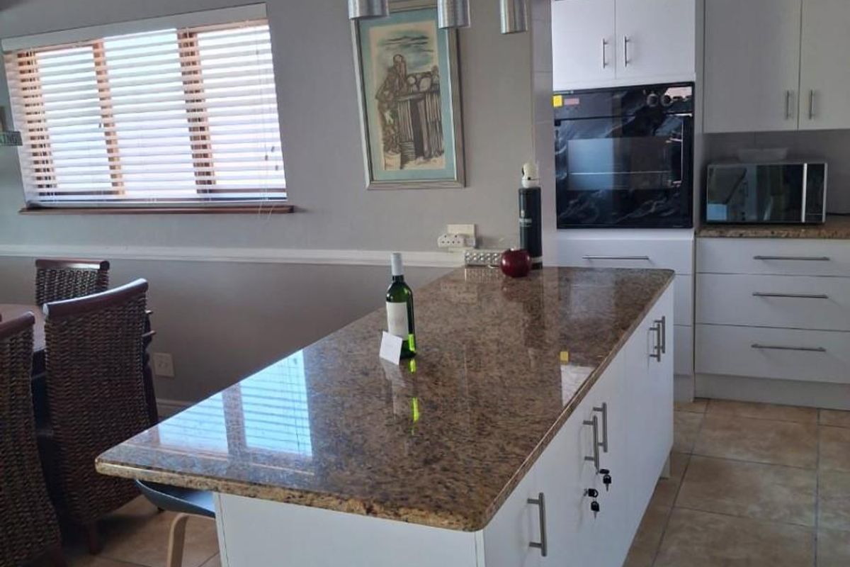 Luxury Holiday Coastal Escape - 3 En‐Suite Bedrooms, Jacuzzi, Gym, Bar - Sleeps 8 - Photo 5