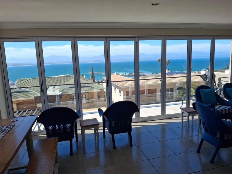 Luxury Holiday Coastal Escape - 3 En‐Suite Bedrooms, Jacuzzi, Gym, Bar - Sleeps 8 - Photo 2